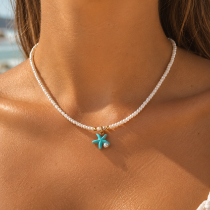 Collier Athènes porté au cou, bijou épuré perles blanches étoile de mer turquoise