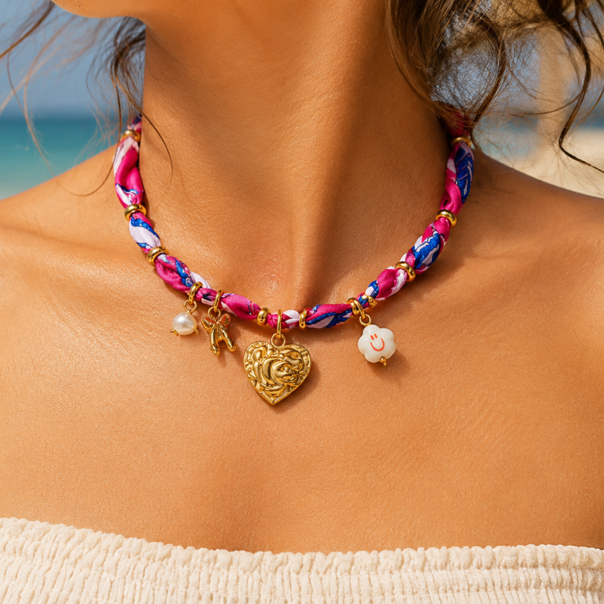 Collier Ibiza porté au cou, bijou été coloré ruban tressé fuchsia breloques dorées waterproof