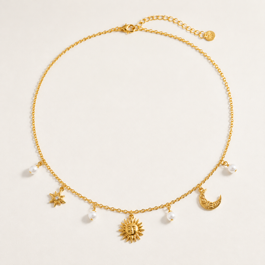 Collier Paris Merveilleuse Bijoux, chaîne fine dorée breloques soleil lune étoile nordique perles nacrées suspendues