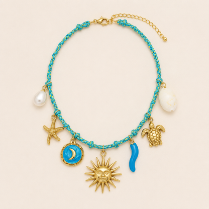 Collier Santorin Merveilleuse Bijoux, ruban tressé turquoise doré breloques soleil lune émaillée bleue étoile de mer tortue perles baroques